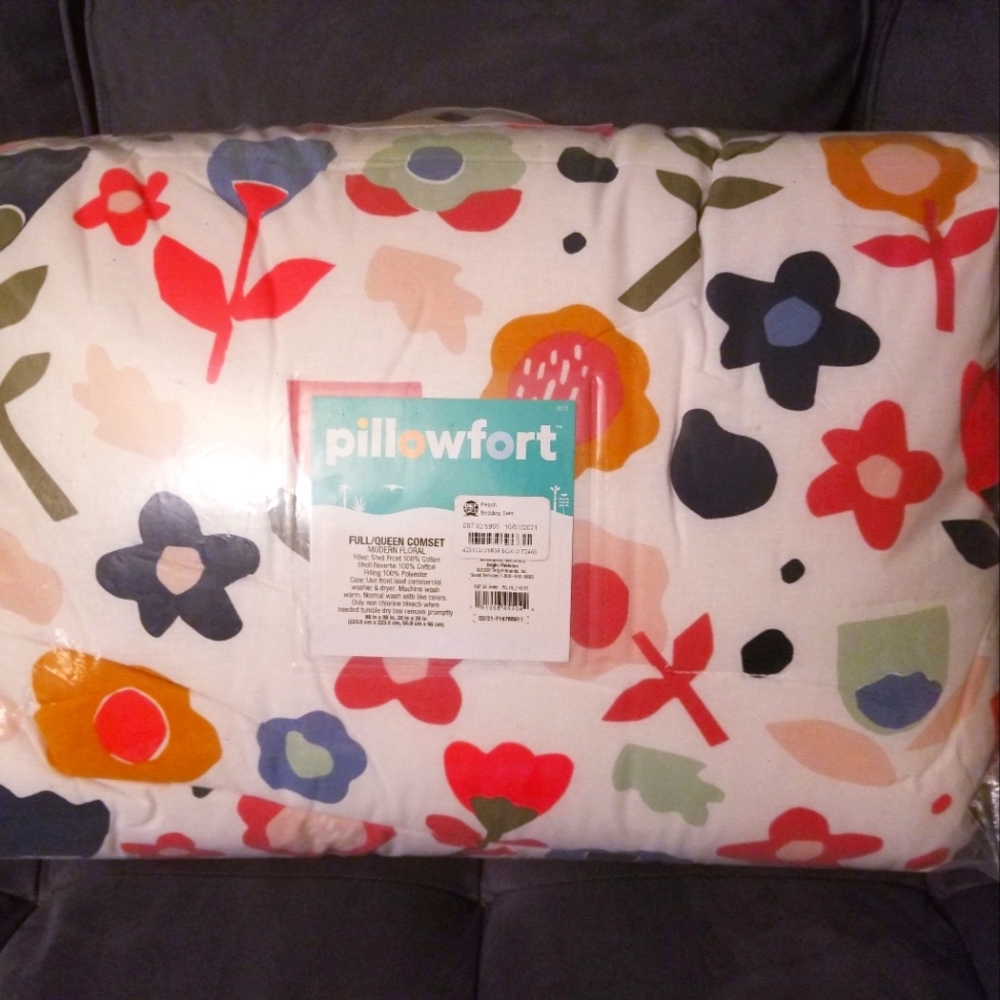 ** VERY CUTE comforter set by PILLOWFORT **